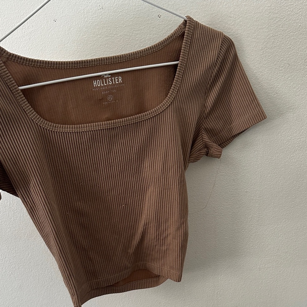 Hollister Women's Tan Ribbed Crop Top